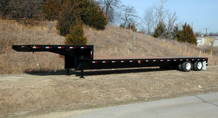 Gooseneck flatbed trailer